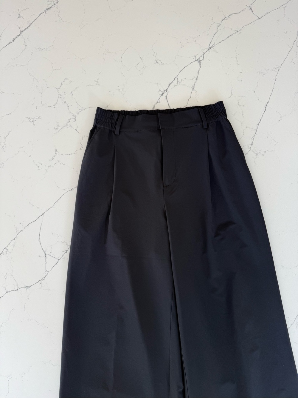 ALO Yoga High-Waist Pursuit Trouser in Black - Picture 7 of 10